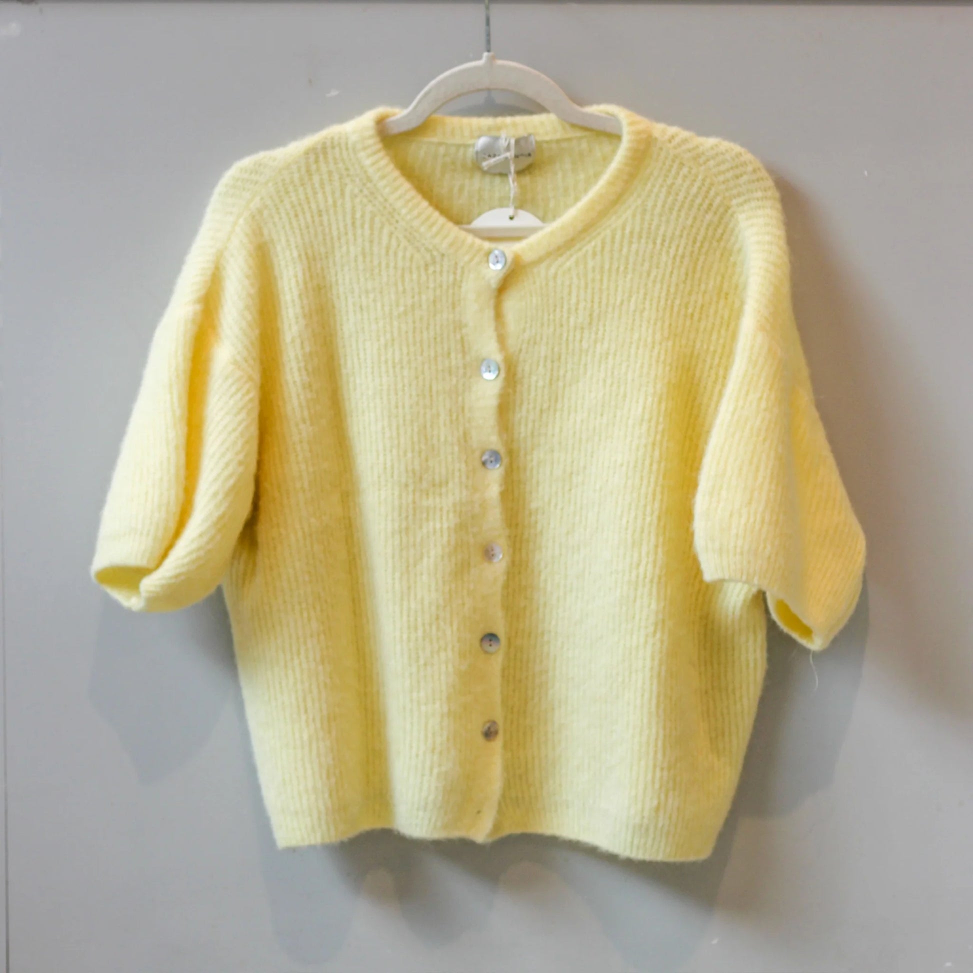 Bazaar Noir Kurzarm Cardigan | Butter Yellow Aufgeweckt