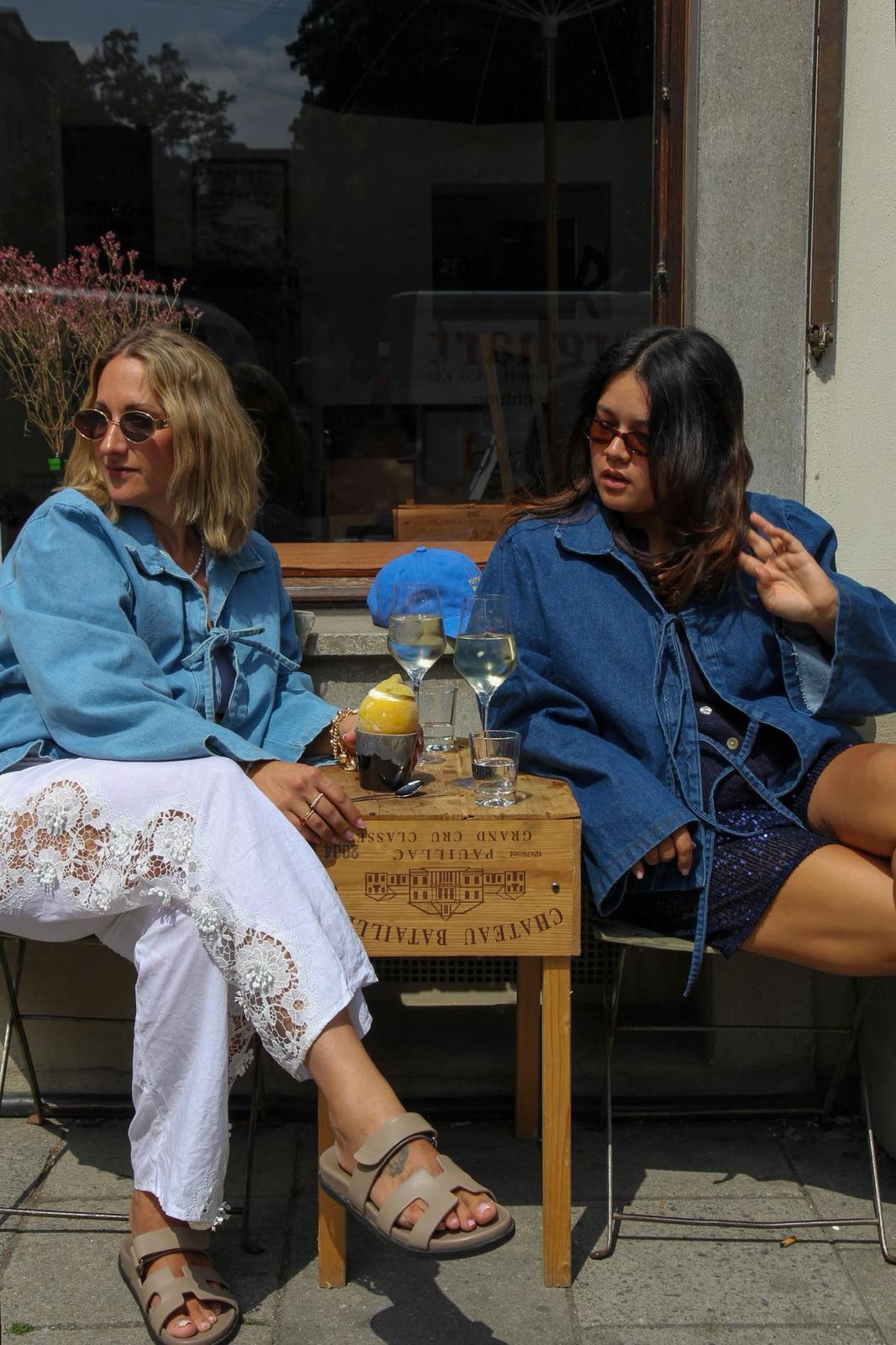 Bazaar Noir Jeans‑Hemd mit Schleifen | Dunkel | Vorbestellung Ende August Aufgeweckt