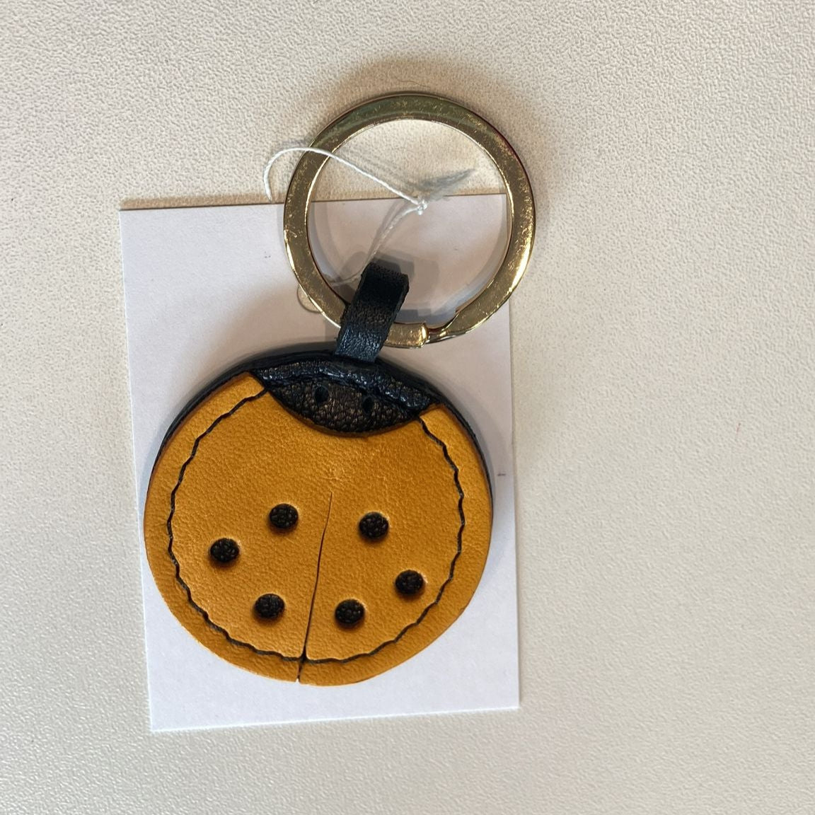 Petit Mai Coccinelle‑Charm Aufgeweckt