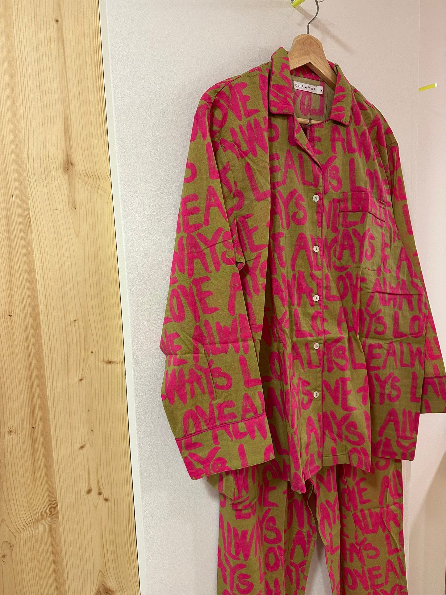 Chaaval Pyjama Pink auf Olive Aufgeweckt