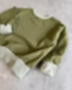 Mapaki Kinder Sweater Olive mit Streifenbündchen Aufgeweckt