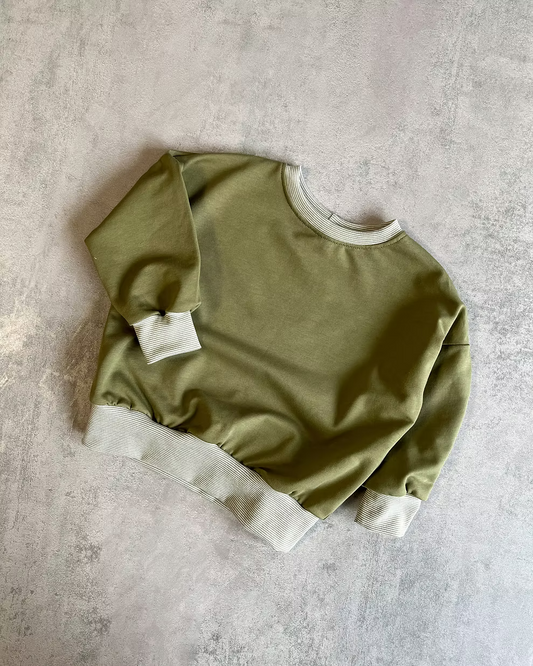 Mapaki Kinder Sweater Olive mit Streifenbündchen Aufgeweckt
