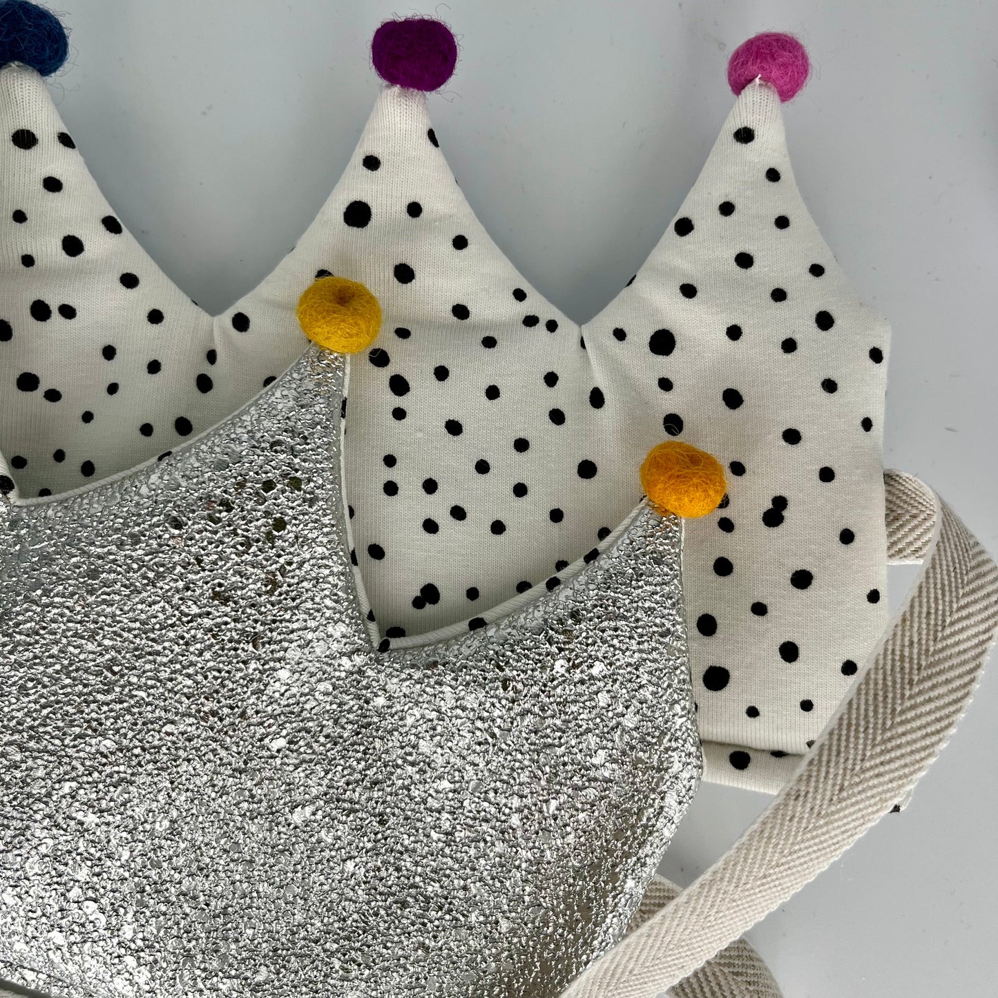 yep. I am handmade Stoffkrone Silber Glitzer Pünktli & Rainbow Pompons Aufgeweckt