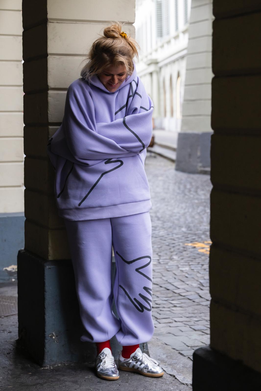 OL Magasin/ WOW Illustrations Sweat Hose | Lila Aufgeweckt