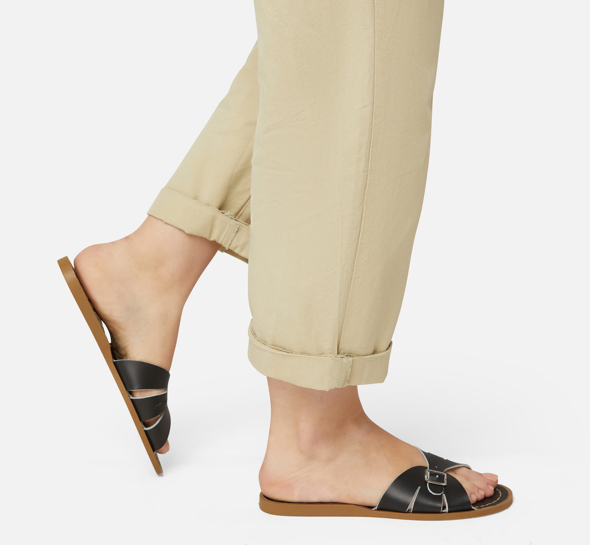 Salt-Water Sandals Sandale Classic Slide – Black Aufgeweckt