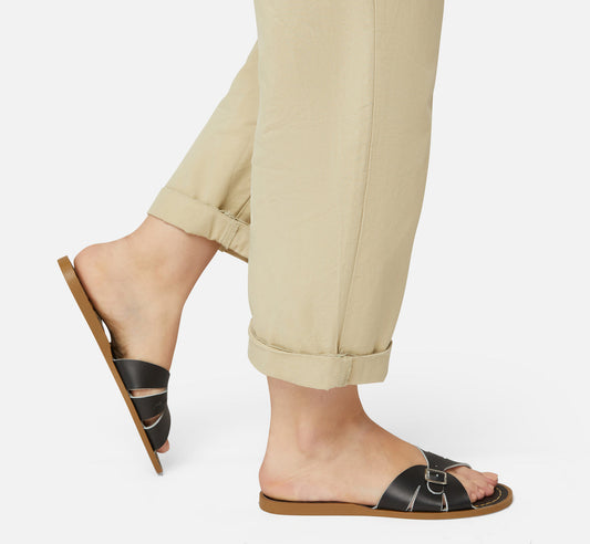 Salt-Water Sandals Sandale Classic Slide – Black Aufgeweckt