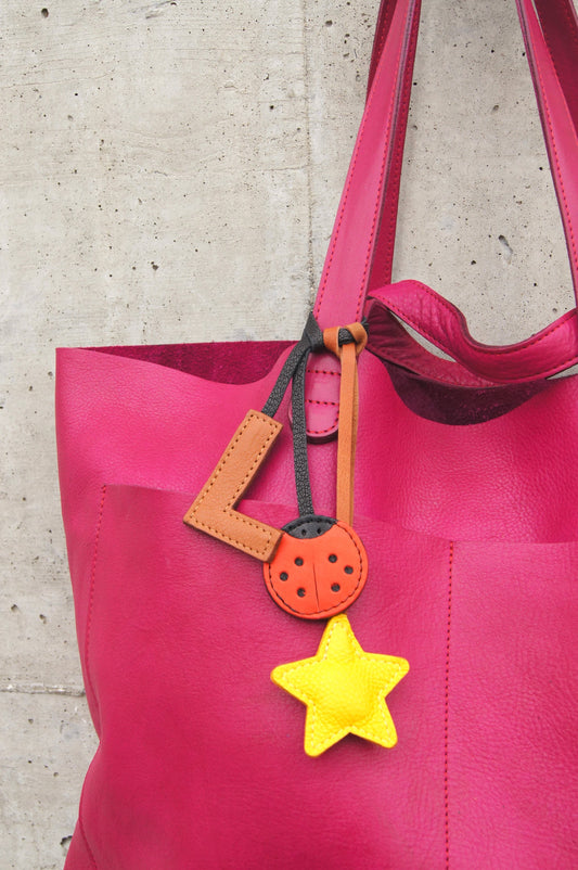 Petit Mai Coccinelle‑Charm Aufgeweckt