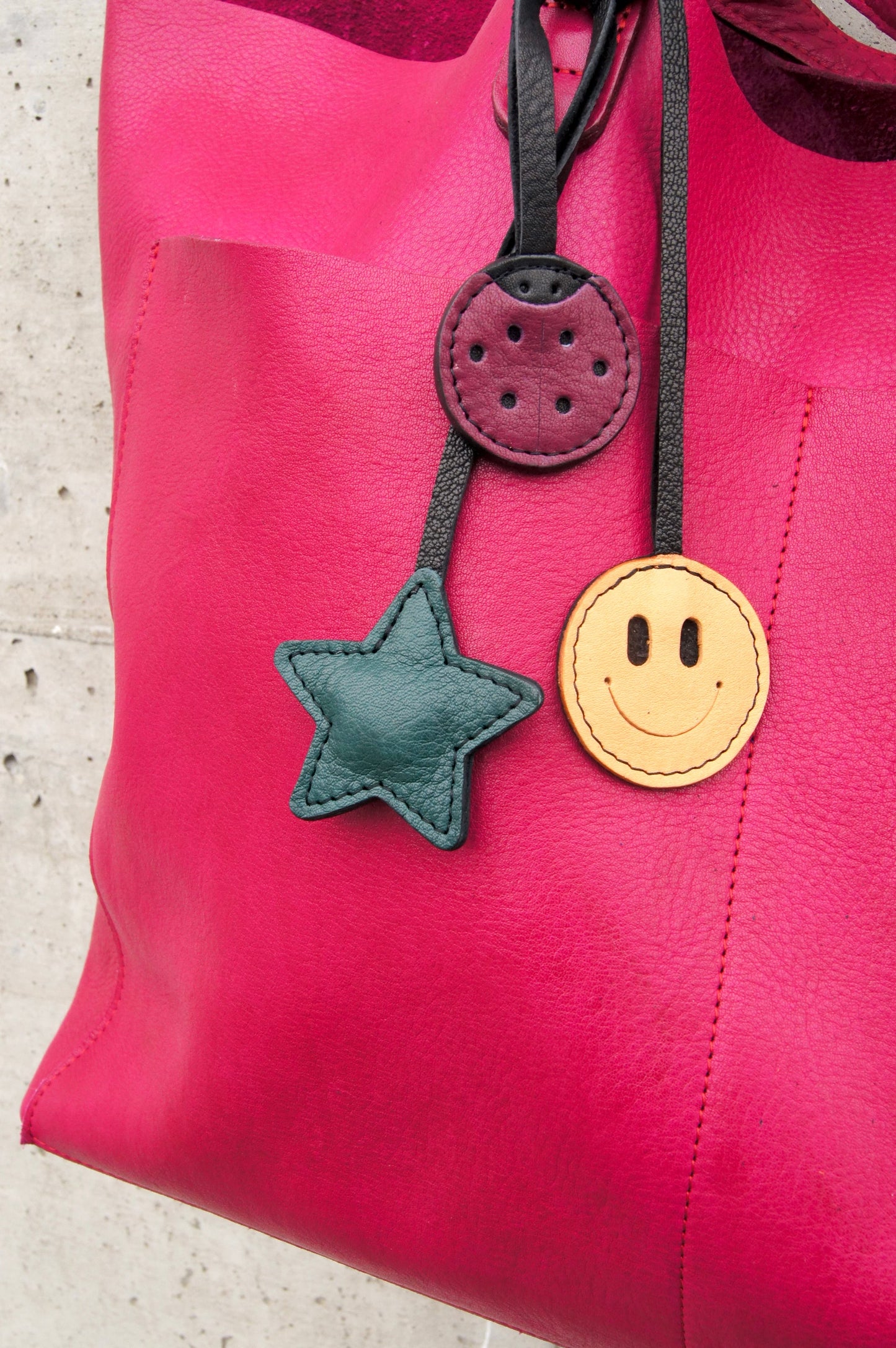 Petit Mai Coccinelle‑Charm Aufgeweckt