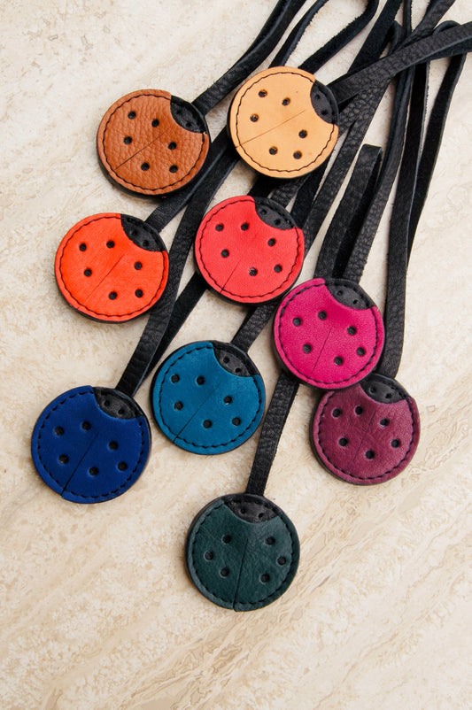 Petit Mai Coccinelle‑Charm Aufgeweckt