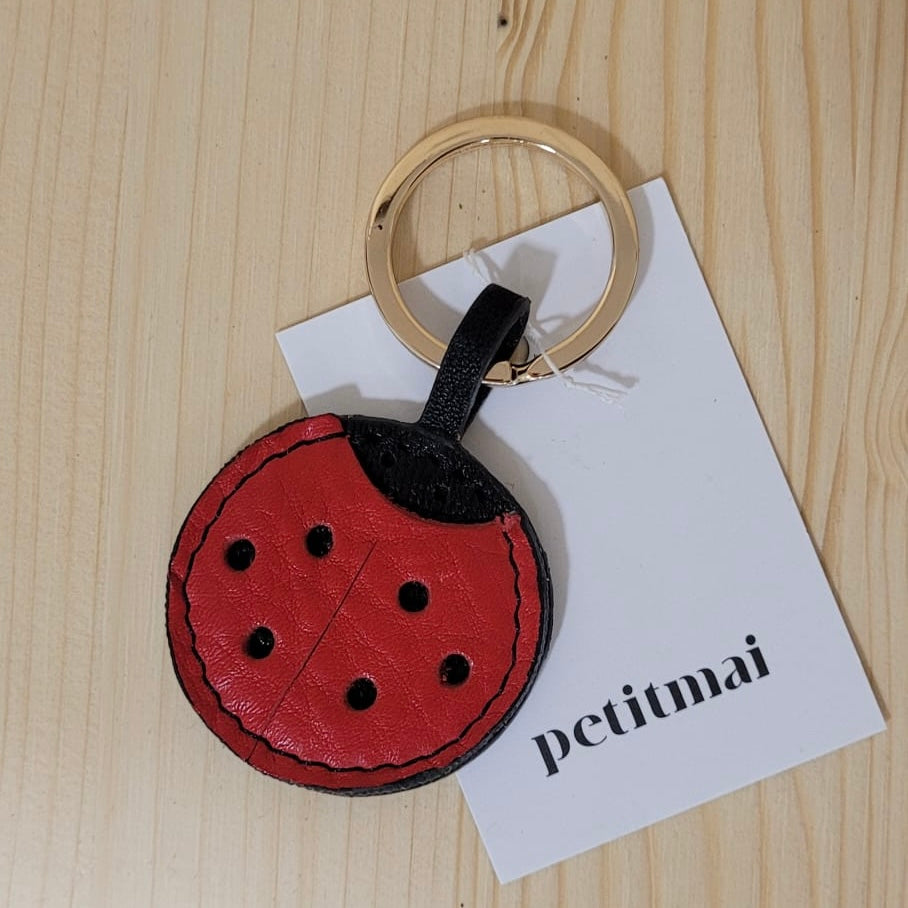 Petit Mai Coccinelle‑Charm Aufgeweckt