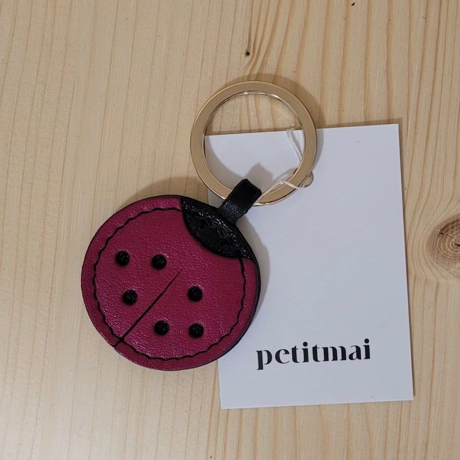 Petit Mai Coccinelle‑Charm Aufgeweckt