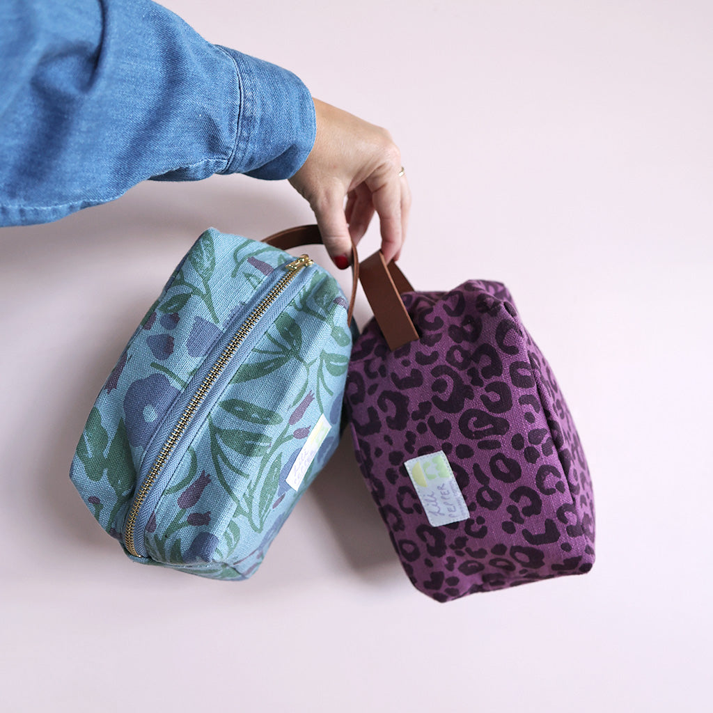 Lili Pepper Blockprint Necessaire | Leo Purple Aufgeweckt