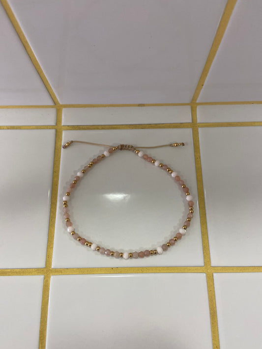 Glanzstück Fusskette Edelstein Sonnenstein und weisse Jade Aufgeweckt