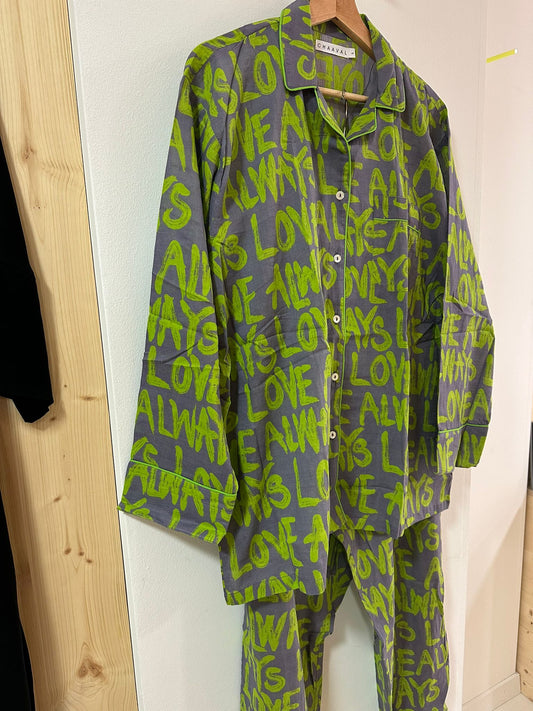 Chaaval Pyjama Grün auf Lavendel Aufgeweckt