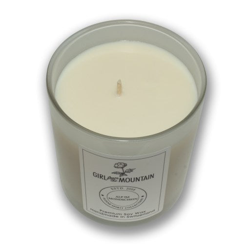 Girl from the Mountain „Alp im Mondschein“ Duftkerze im Glas Aufgeweckt