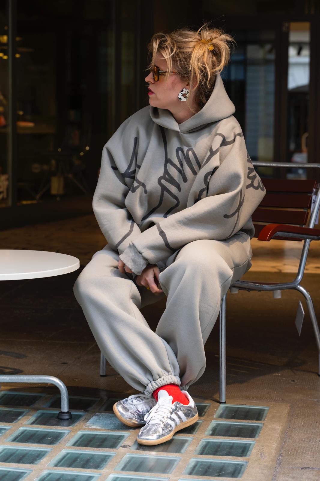 OL Magasin/ WOW Illustrations Sweat Hose | Grün-Grau Aufgeweckt