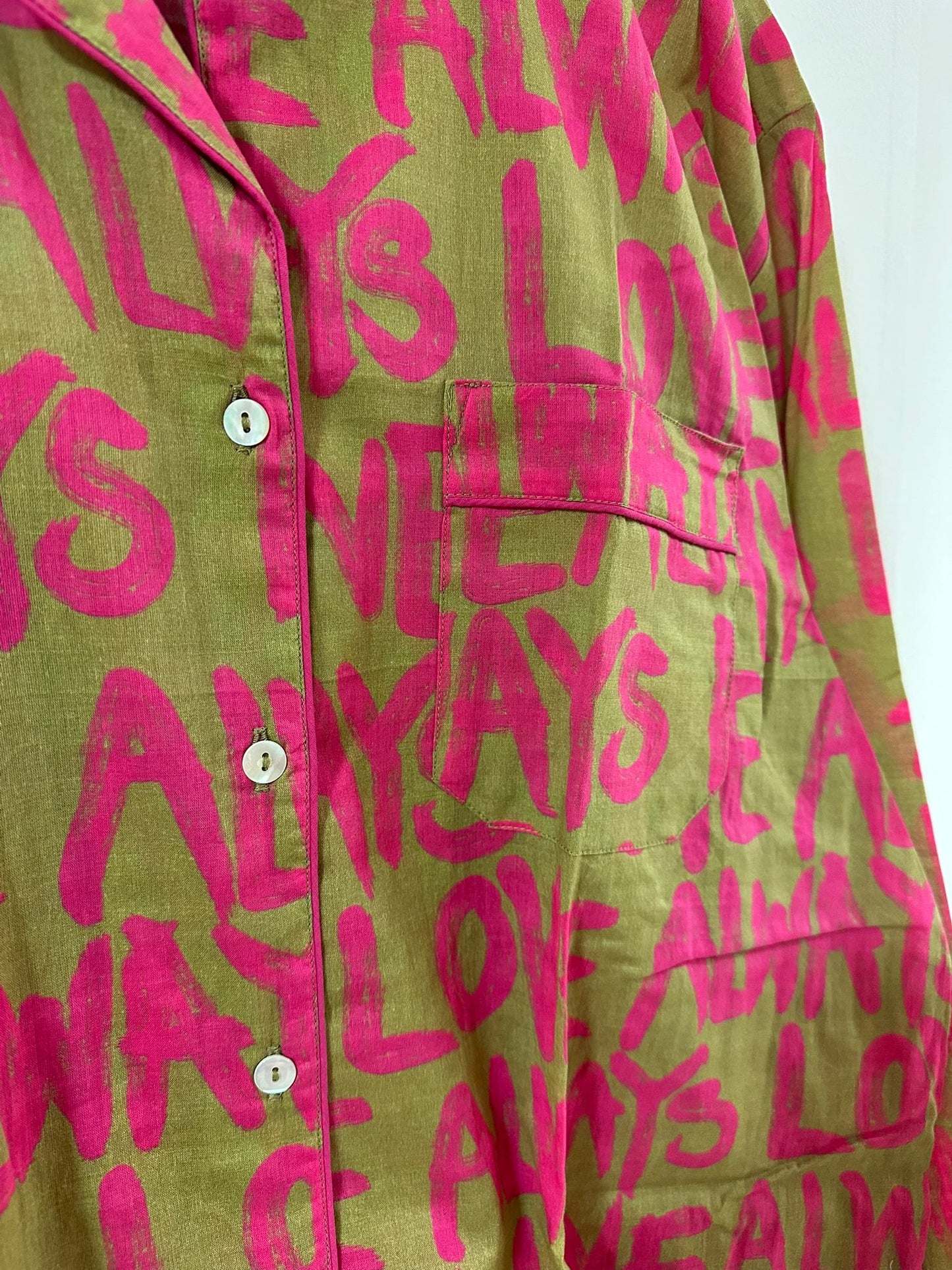 Chaaval Pyjama Pink auf Olive Aufgeweckt