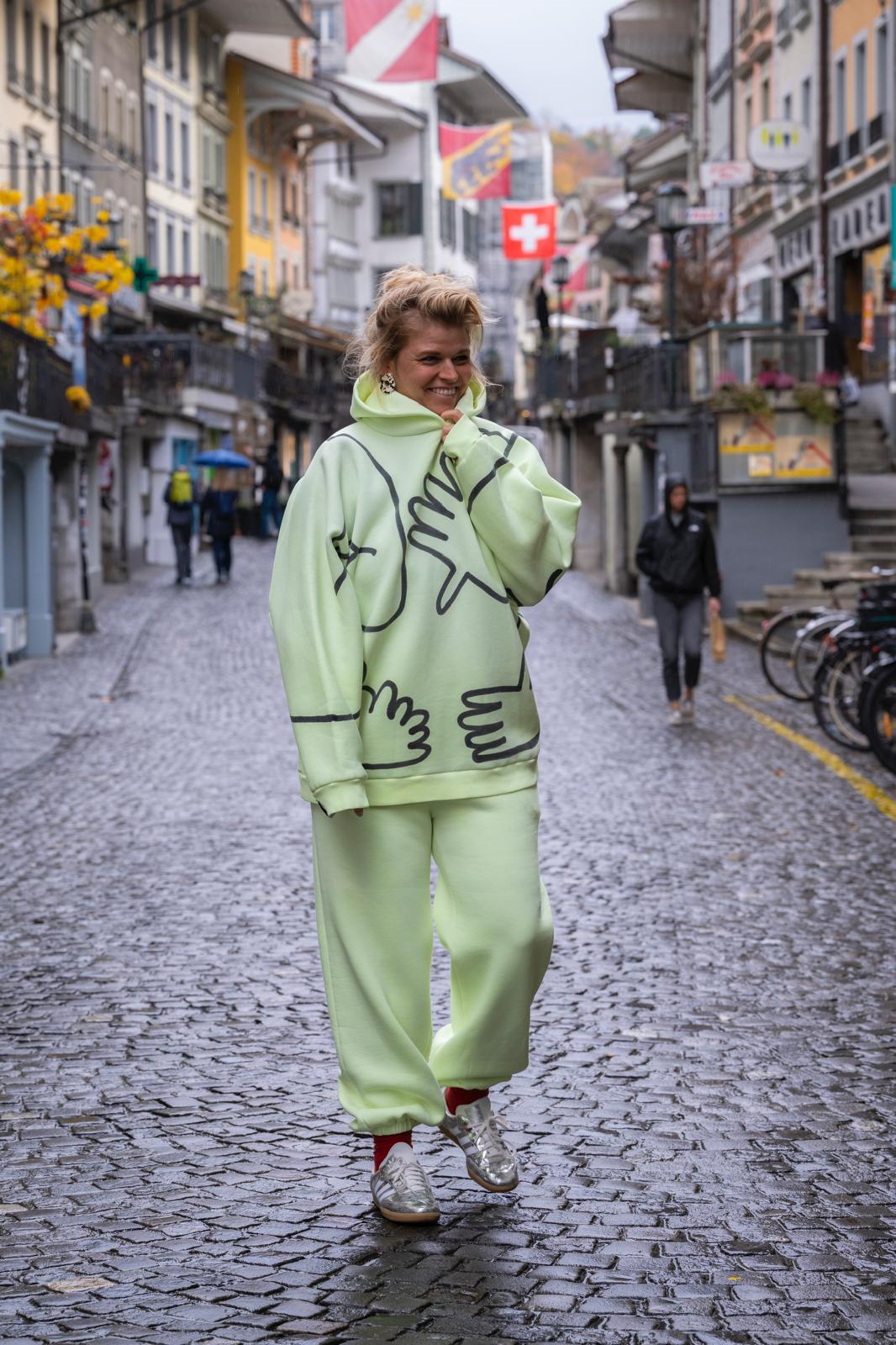 OL Magasin/ WOW Illustrations Hoodie | Ultra Yellow Aufgeweckt