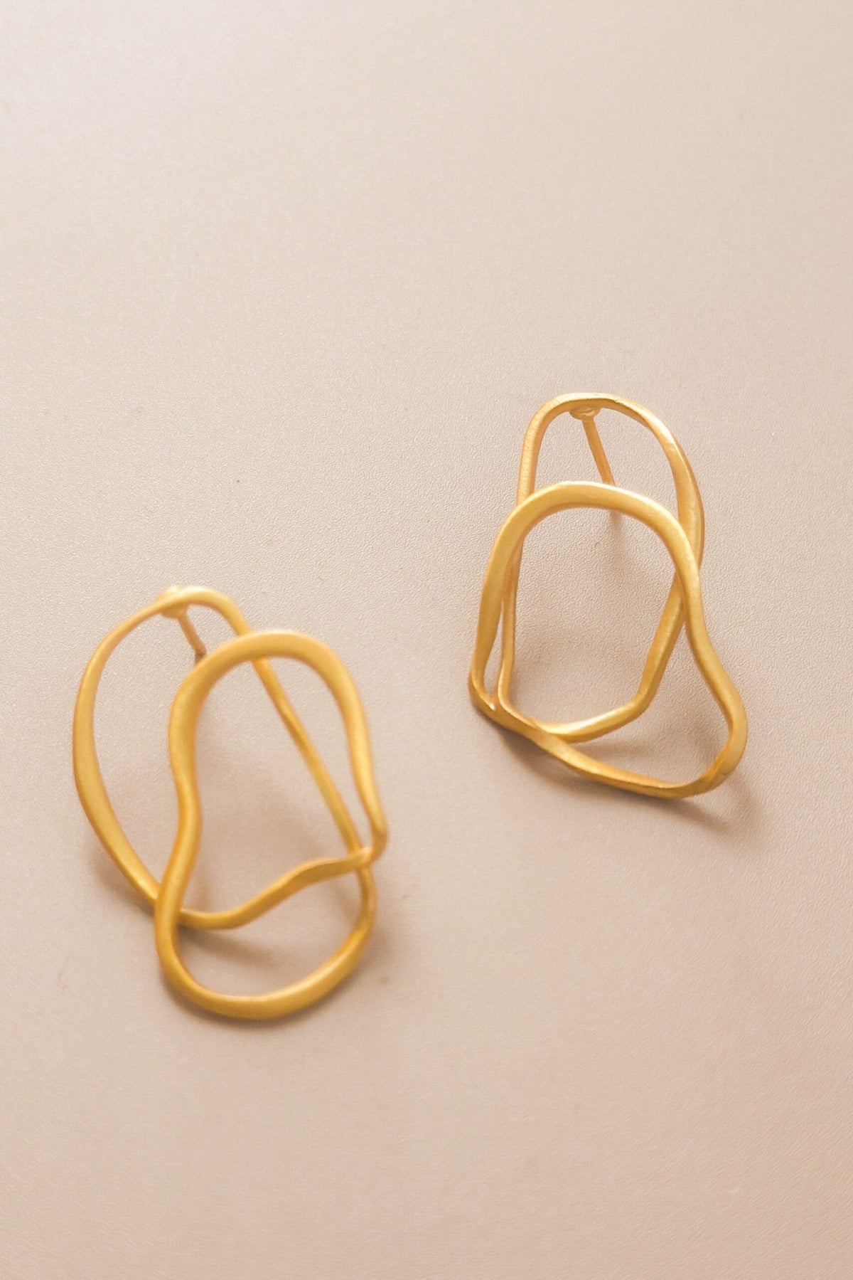 Claudia Nabholz Ohrstecker Tangle | Messing vergoldet Aufgeweckt