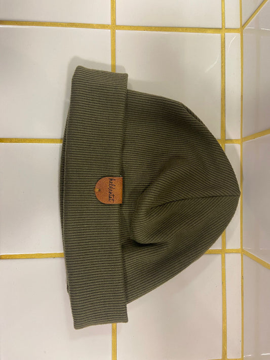 Heldentat Kindermütze | oliv (Grösse 42–45 cm) Aufgeweckt