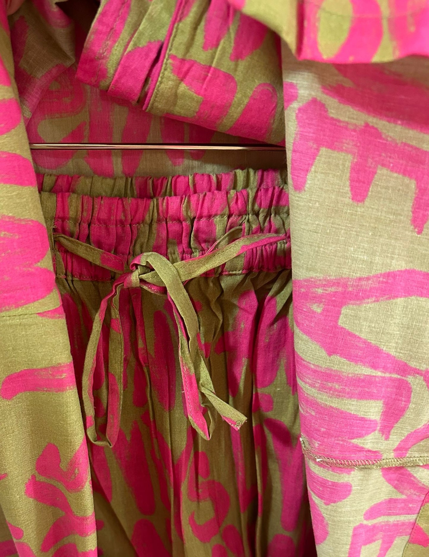 Chaaval Pyjama Pink auf Olive Aufgeweckt