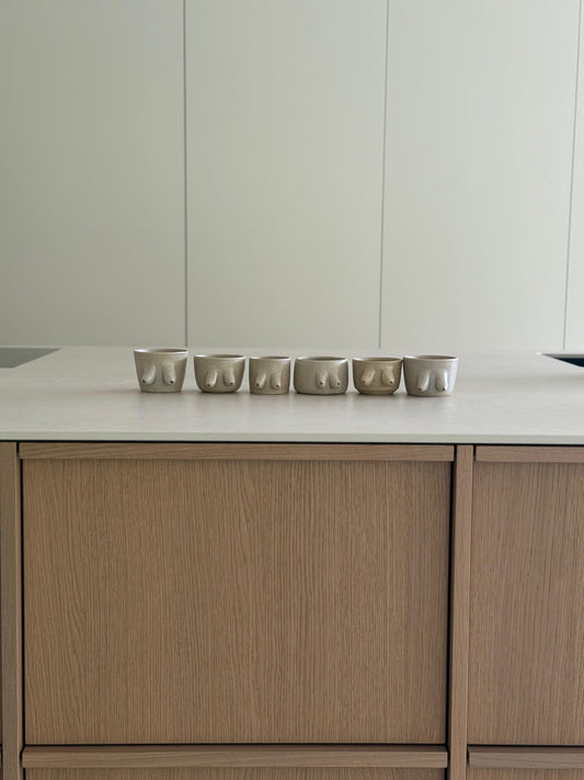 Laura Hahne Busentasse aus Keramik Aufgeweckt