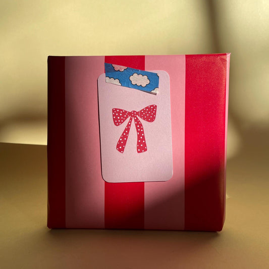 Enskild Mini Karte | Rote Schleife (Geschenk-Anhänger) Aufgeweckt