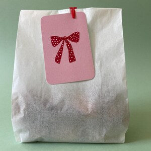 Enskild Mini Karte | Rote Schleife (Geschenk-Anhänger) Aufgeweckt