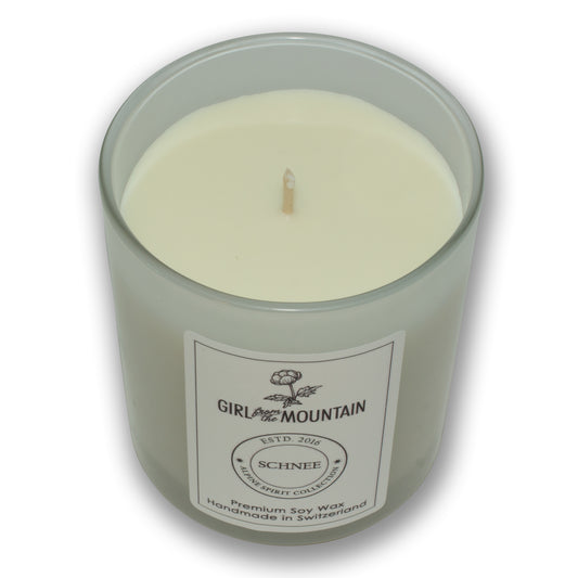 Girl from the Mountain Duftkerze „Schnee“ im Glas – WINTER EDITION Aufgeweckt