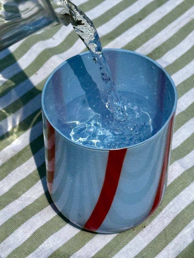 MÆGEN Glas | Atina – Blau und Rot Aufgeweckt