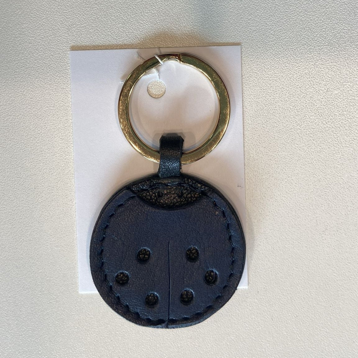 Petit Mai Coccinelle‑Charm Aufgeweckt