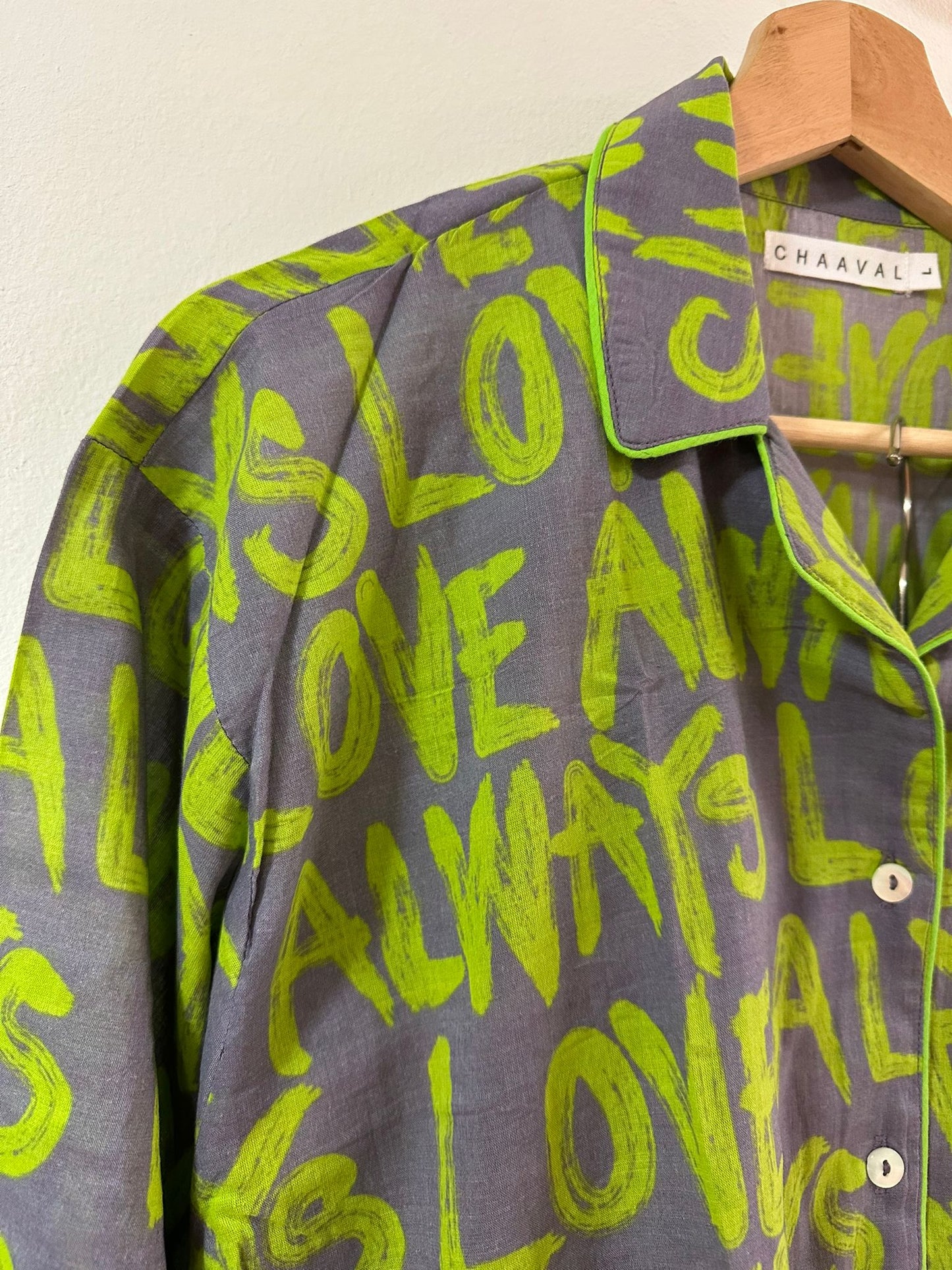 Chaaval Pyjama Grün auf Lavendel Aufgeweckt