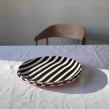 Alma Barru Teller | Stripes | Schwarz (gross) Aufgeweckt