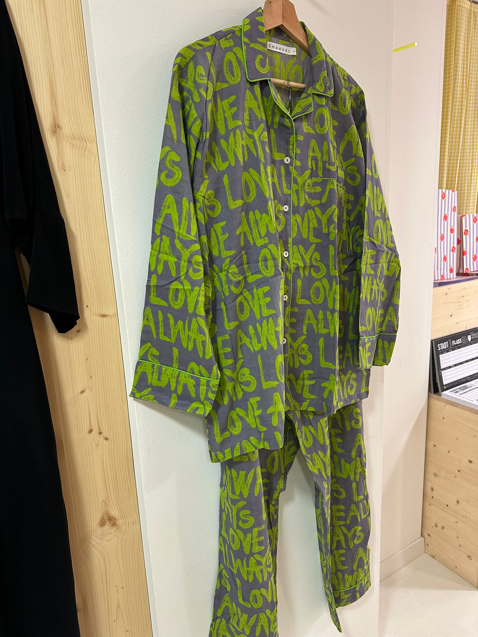 Chaaval Pyjama Grün auf Lavendel Aufgeweckt