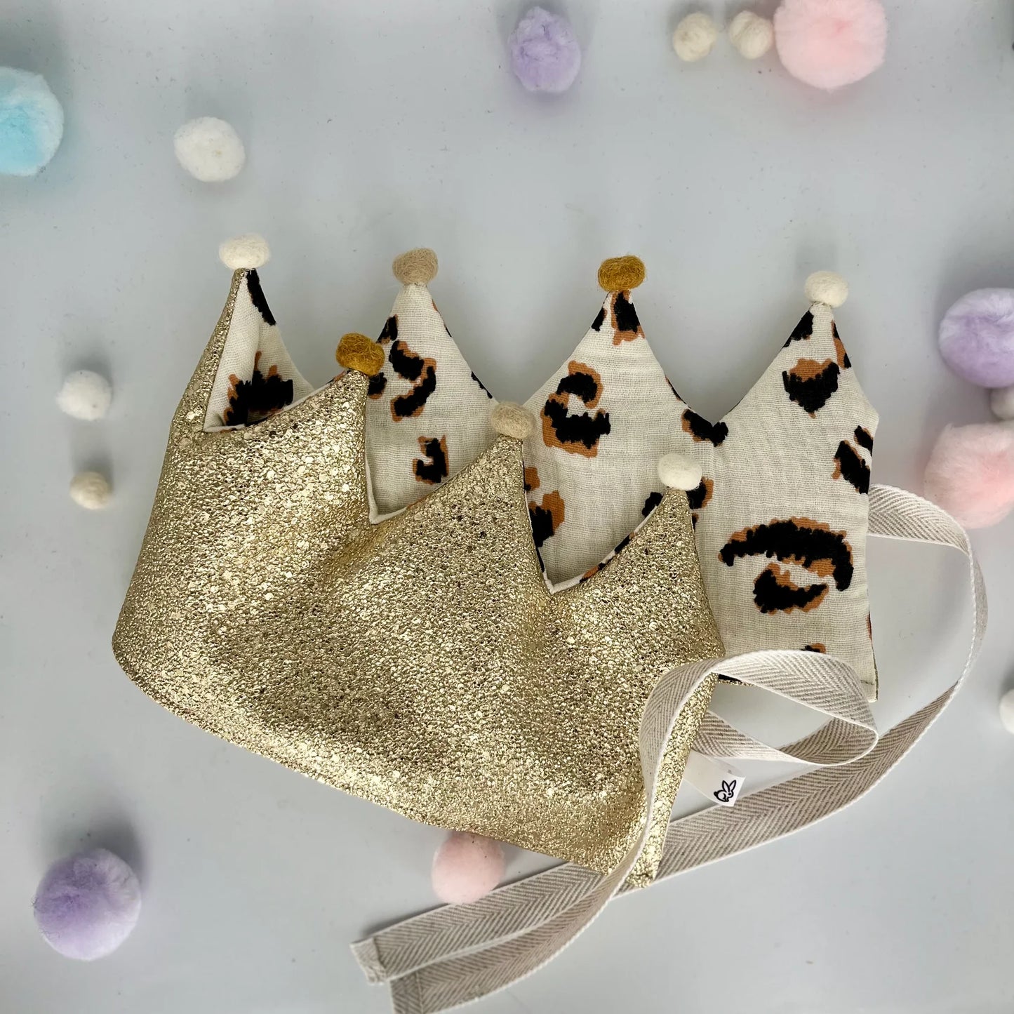 Stoffkrone | Geburtstagskrone Stoffkrone | Gold Glitzer mit Leo Print und Pompons