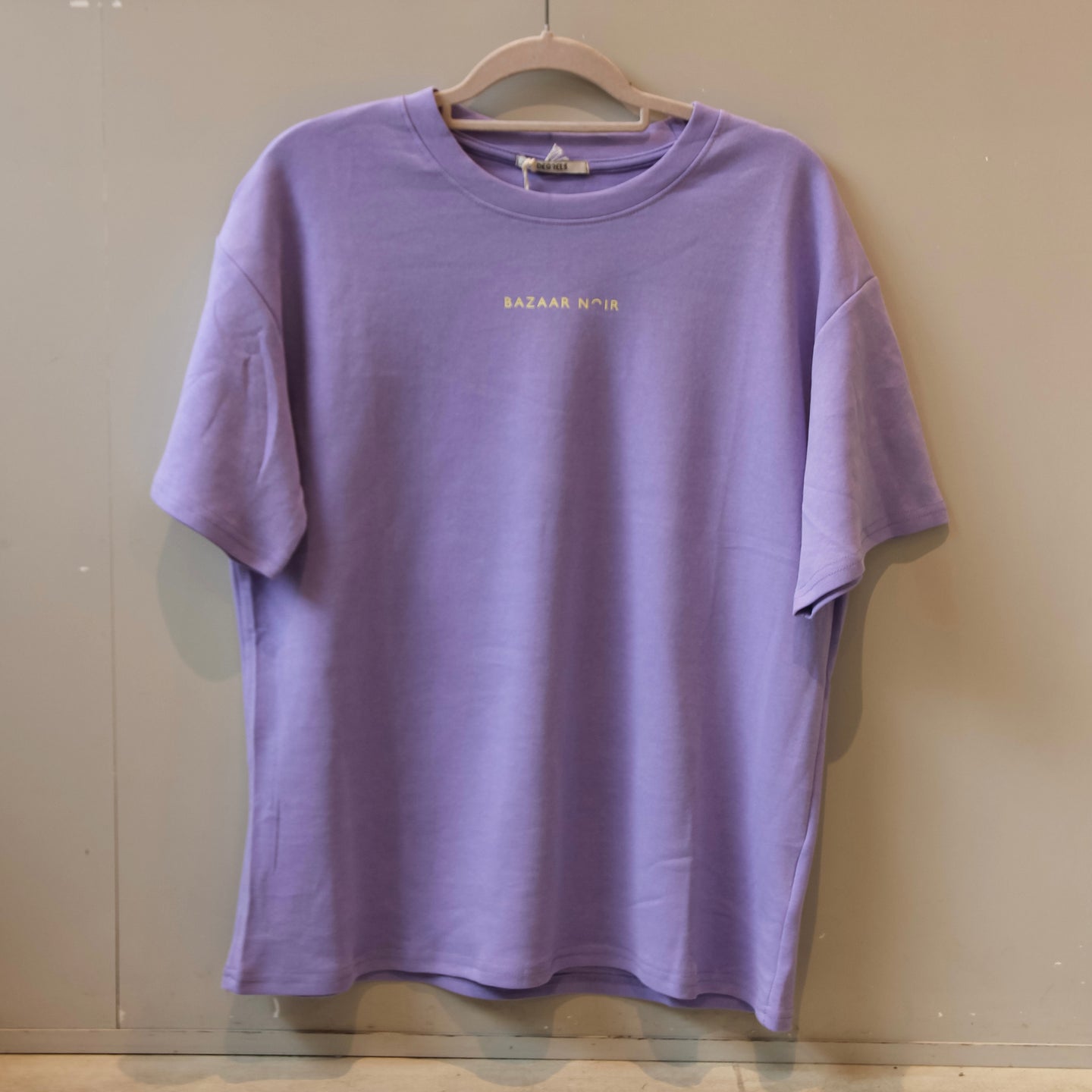 Bazaar Noir T‑Shirt | Ciao Ciao Flieder Aufgeweckt
