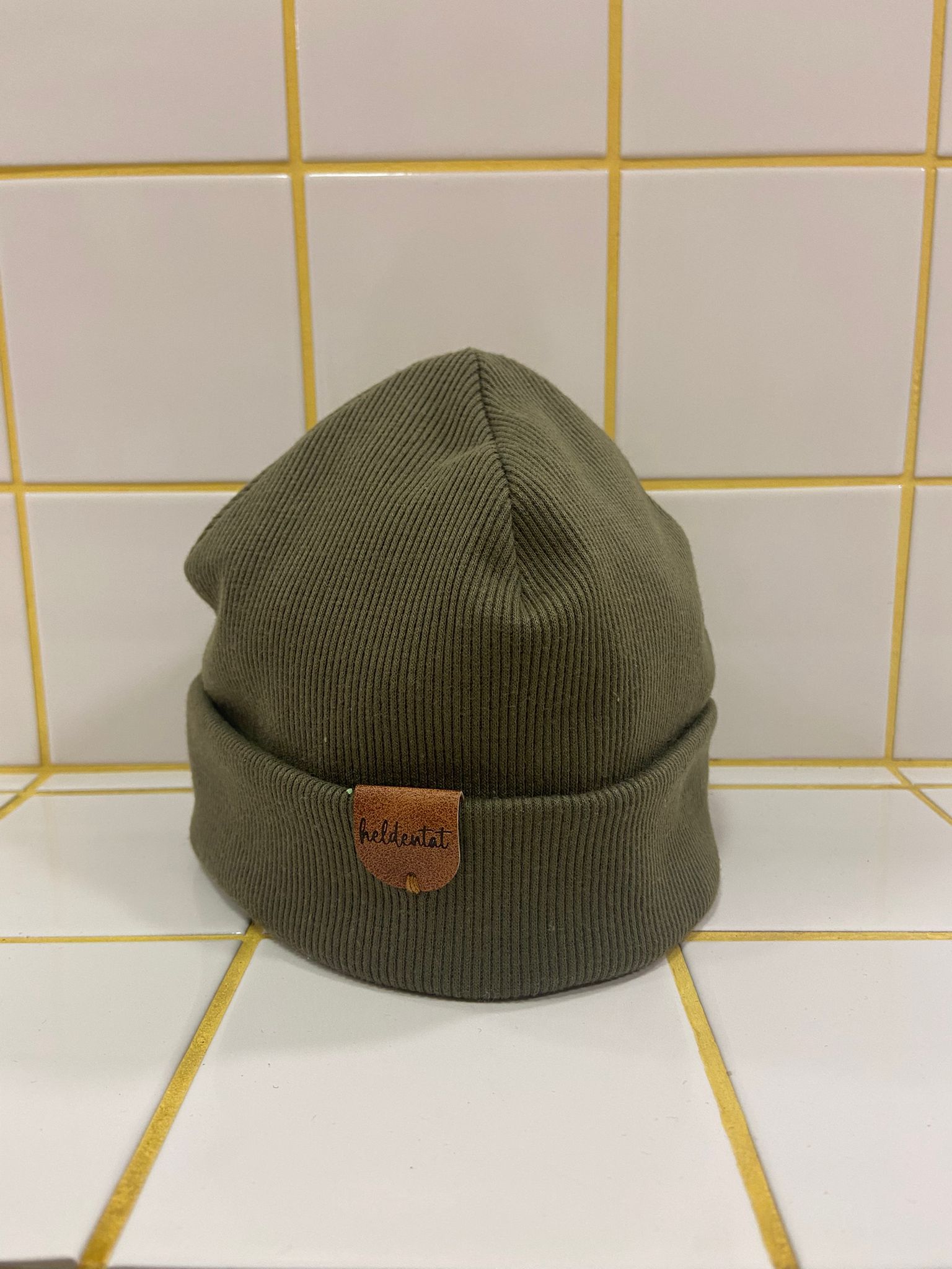 Heldentat Kindermütze | oliv (Grösse 42–45 cm) Aufgeweckt