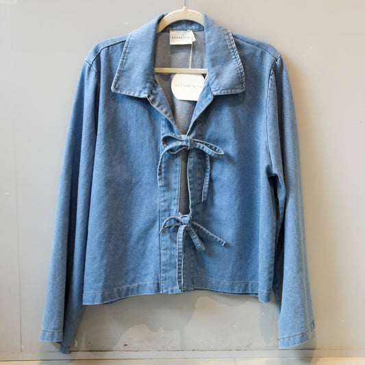 Bazaar Noir Jeans‑Hemd mit Schleifen | Hell | Vorbestellung Ende August Aufgeweckt