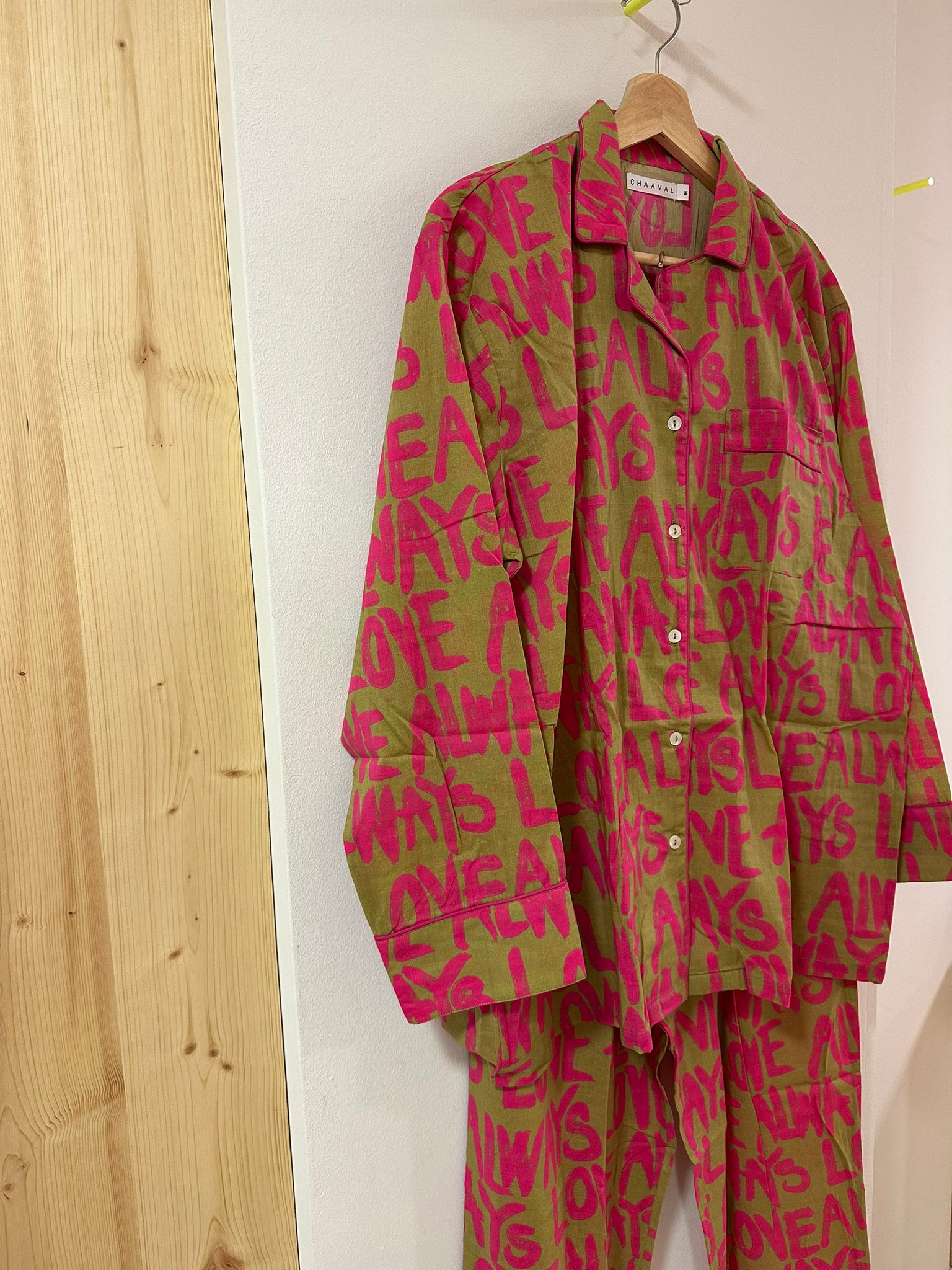 Chaaval Pyjama Pink auf Olive Aufgeweckt
