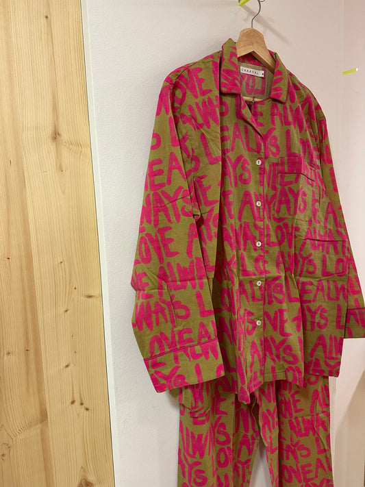 Chaaval Pyjama Pink auf Olive Aufgeweckt