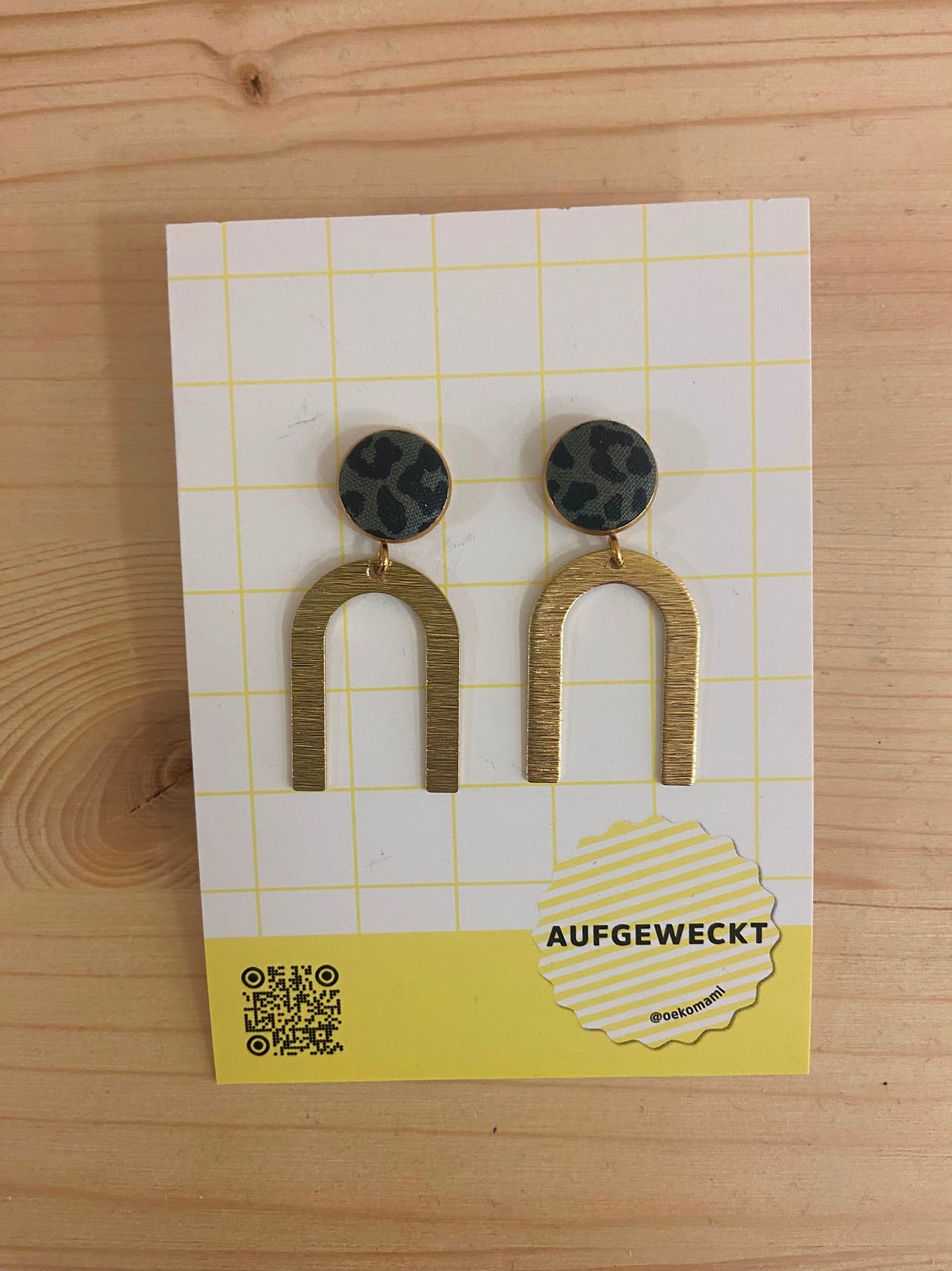 Aufgeweckt Ohrstecker mit Anhänger | Gold Karomuster schwarz-weiß Aufgeweckt