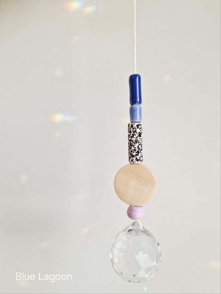 Orvokki Suncatcher | verschiedene Farben Aufgeweckt