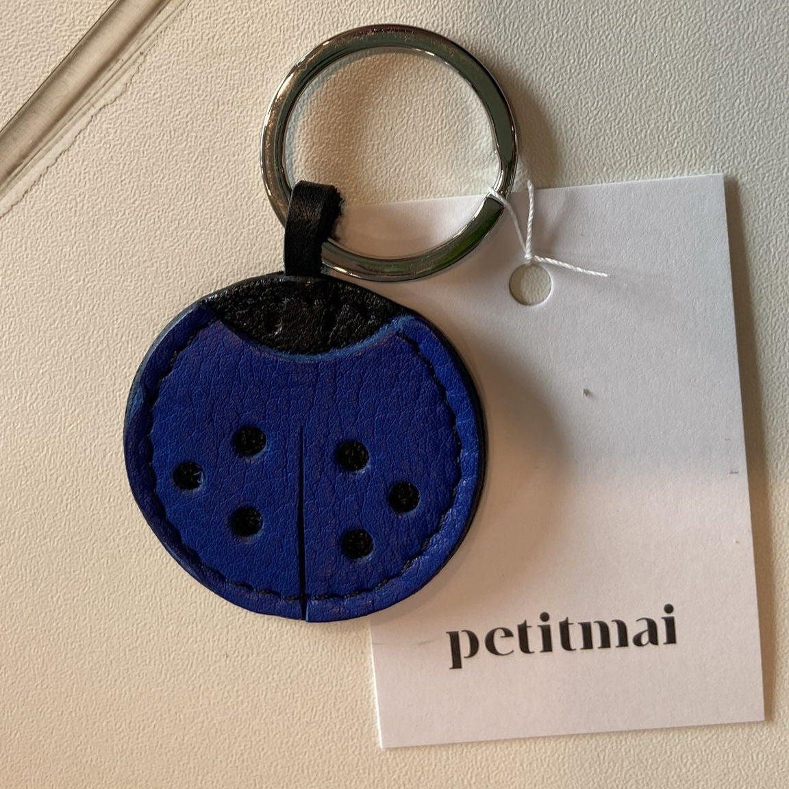 Petit Mai Coccinelle‑Charm Aufgeweckt