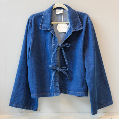Bazaar Noir Jeans‑Hemd mit Schleifen | Dunkel | Vorbestellung Ende August Aufgeweckt