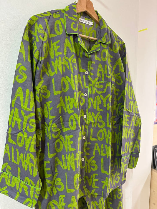Chaaval Pyjama Grün auf Lavendel Aufgeweckt