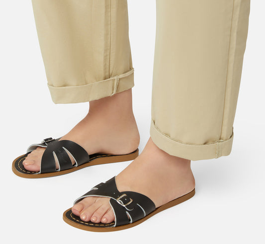Salt-Water Sandals Sandale Classic Slide – Black Aufgeweckt