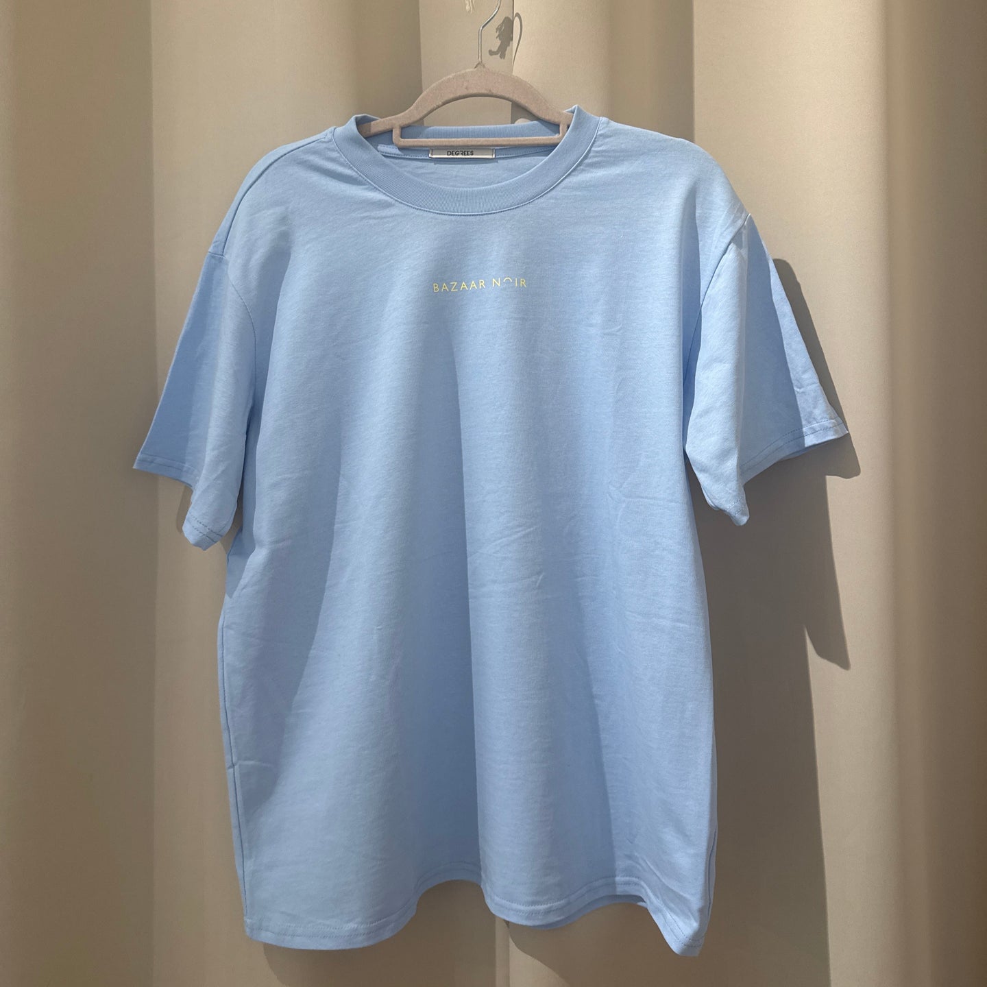 Bazaar Noir T‑Shirt | Sunday Essentials Hellblau Aufgeweckt