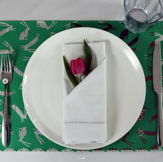 Märchenprints Tischset Hase | grün Aufgeweckt