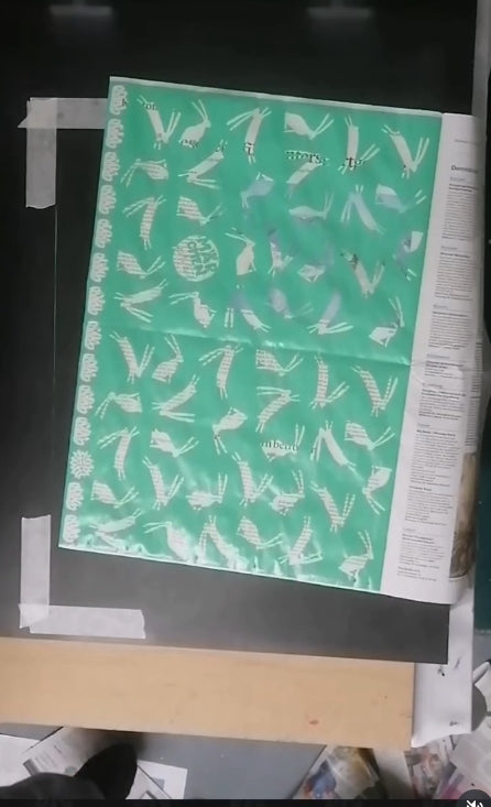 Märchenprints Geschenkpapier Hase | grün Aufgeweckt