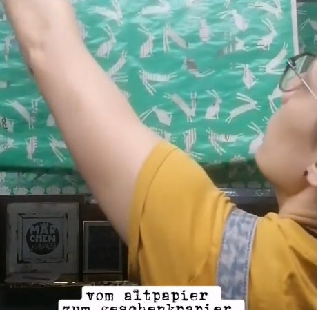 Märchenprints Geschenkpapier Hase | grün Aufgeweckt